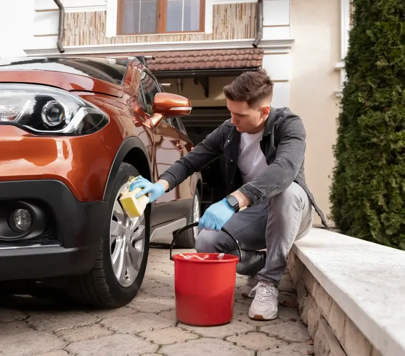 Lavage auto à domicile Villegusien-le-Lac : professionnel intervenant sur un véhicule